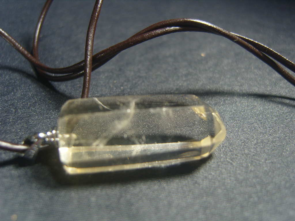 색감 연한 황수정 펜던트