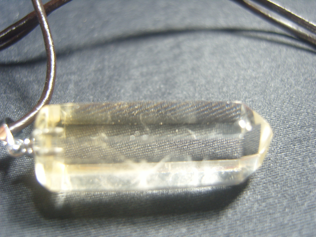 색감 연한 황수정 펜던트