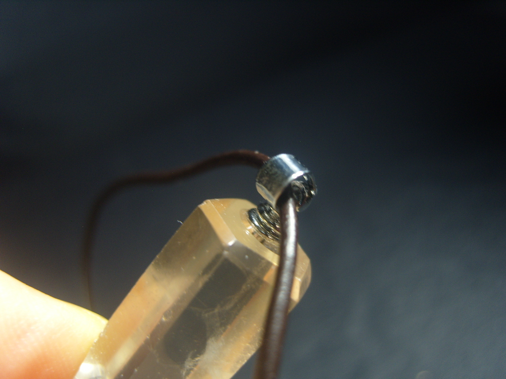 색감 연한 황수정 펜던트