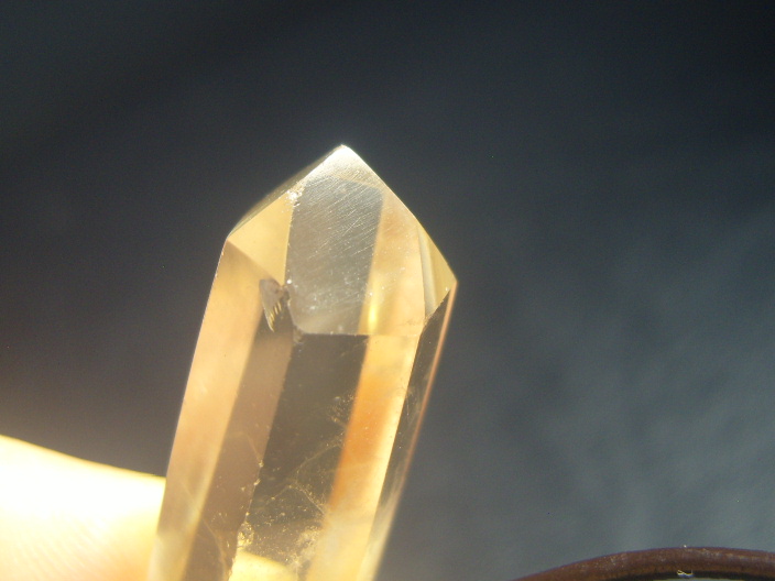 색감 연한 황수정 펜던트