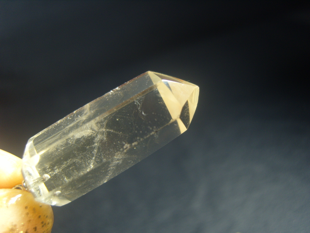 색감 연한 황수정 펜던트