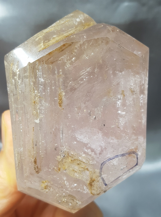 물이 들어 있는 인쿠르젼수정