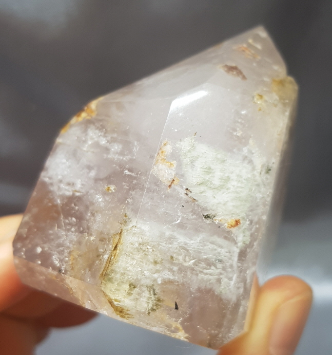 물이 들어 있는 인쿠르젼수정