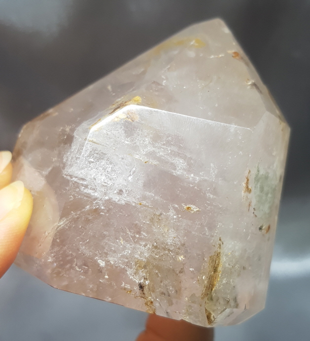 물이 들어 있는 인쿠르젼수정