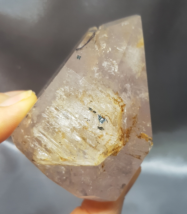 물이 들어 있는 인쿠르젼수정