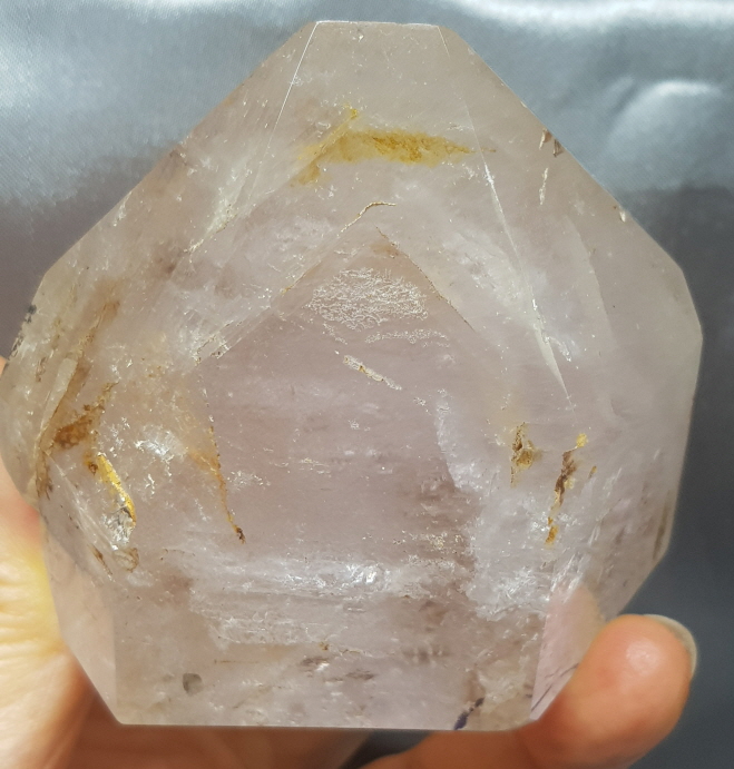 물이 들어 있는 인쿠르젼수정