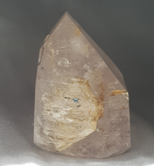 물이 들어 있는 인쿠르젼수정