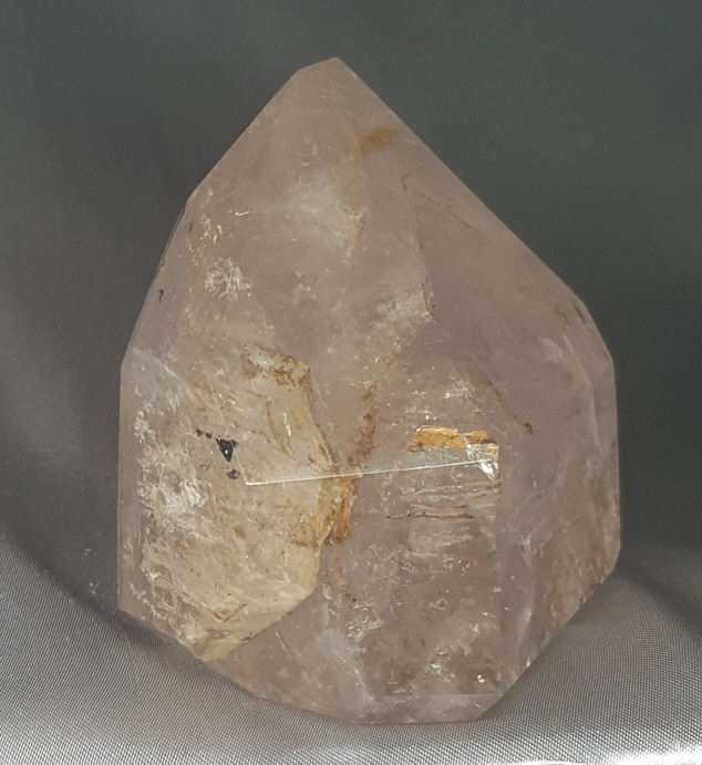 물이 들어 있는 인쿠르젼수정