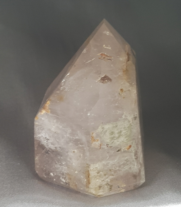 물이 들어 있는 인쿠르젼수정