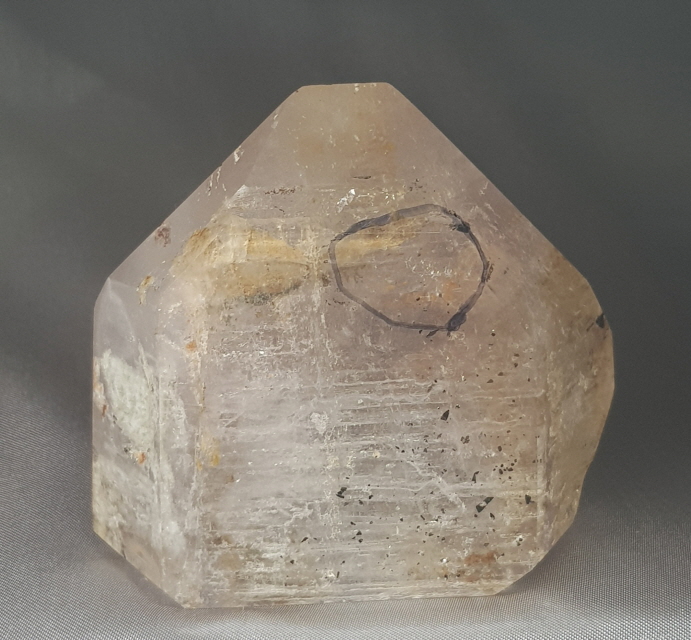 물이 들어 있는 인쿠르젼수정