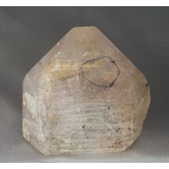 물이 들어 있는 인쿠르젼수정