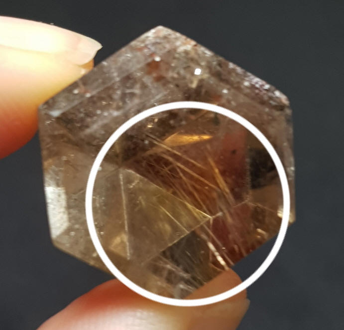 침 황 수정 육각주