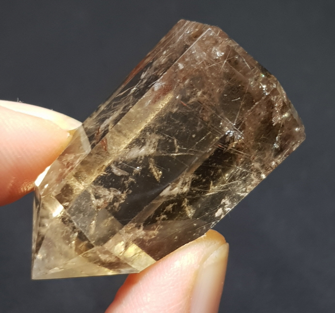 침 황 수정 육각주