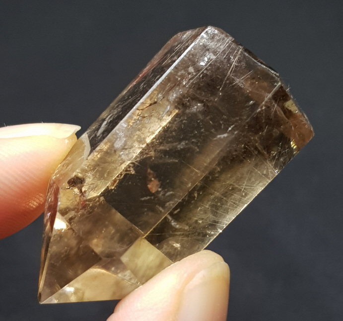 침 황 수정 육각주