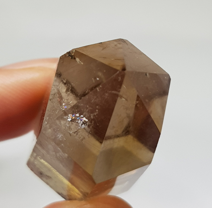 침 황 수정 육각주