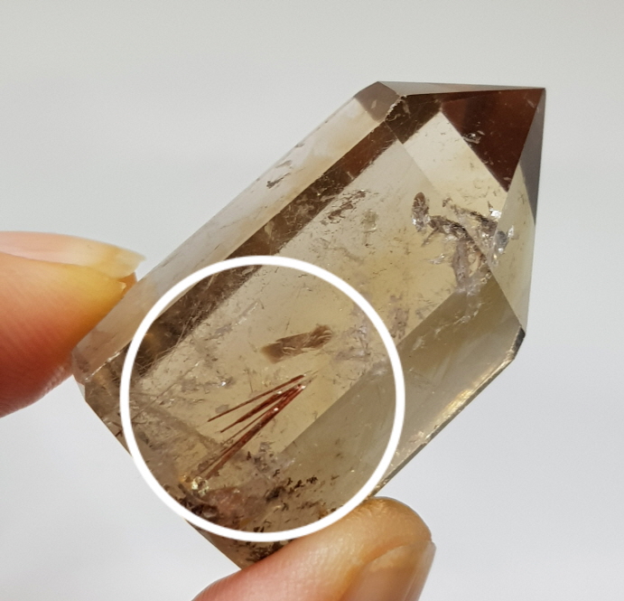 침 황 수정 육각주