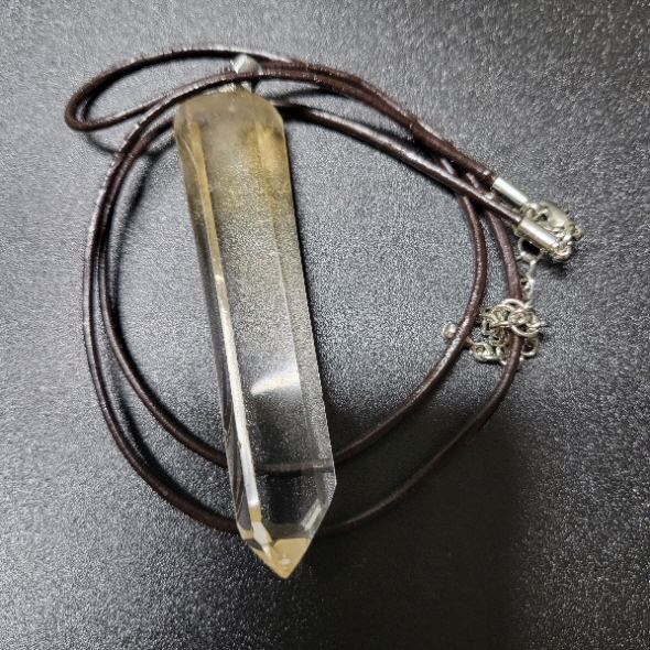 황수정 완드 펜던트