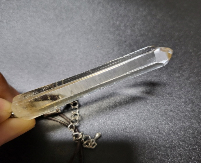 황수정 완드 펜던트