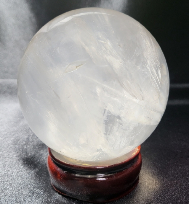 밀 키  수정처럼 보이는   백 수정 75 mm 구