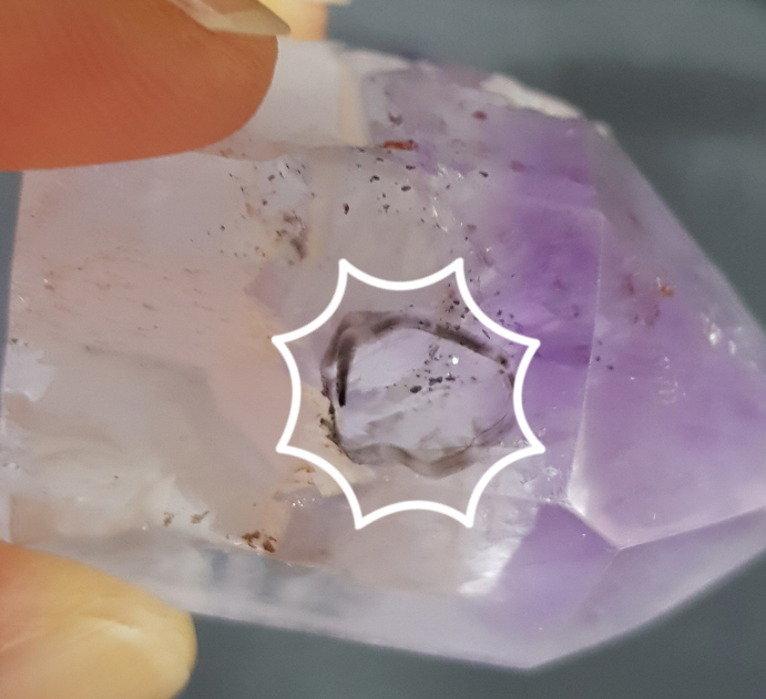 물든 자수정과 티타늄 수정 결합 원석