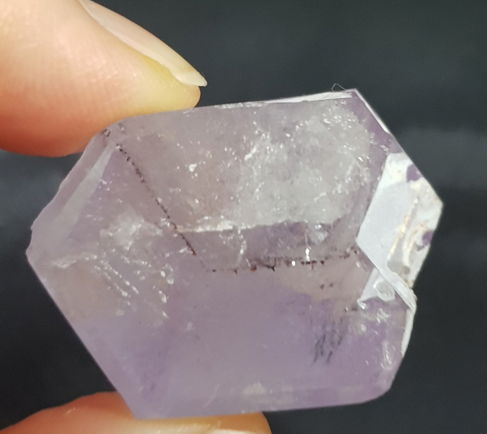 물든 자수정과 티타늄 수정 결합 원석