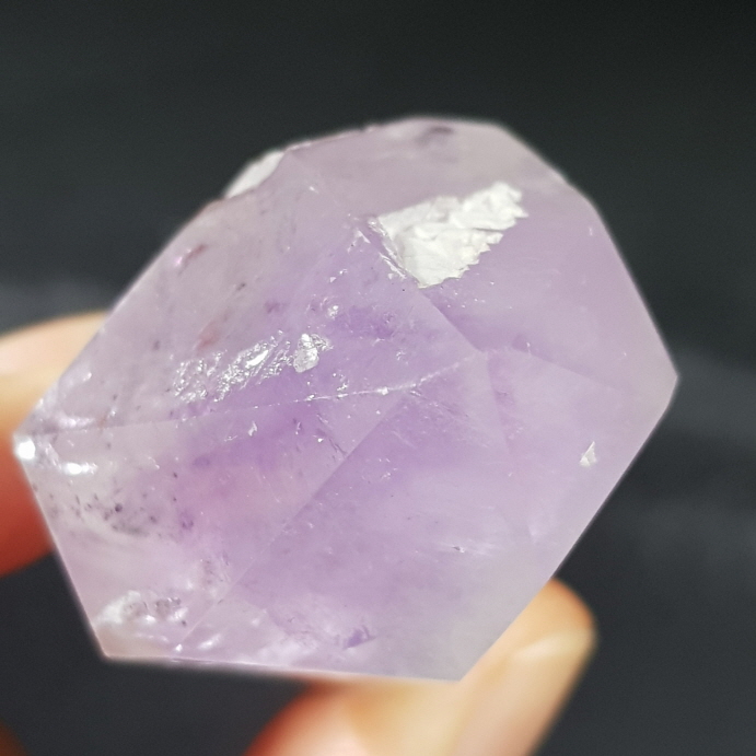 물든 자수정과 티타늄 수정 결합 원석