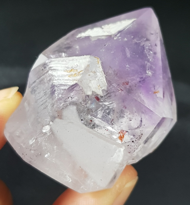 물든 자수정과 티타늄 수정 결합 원석