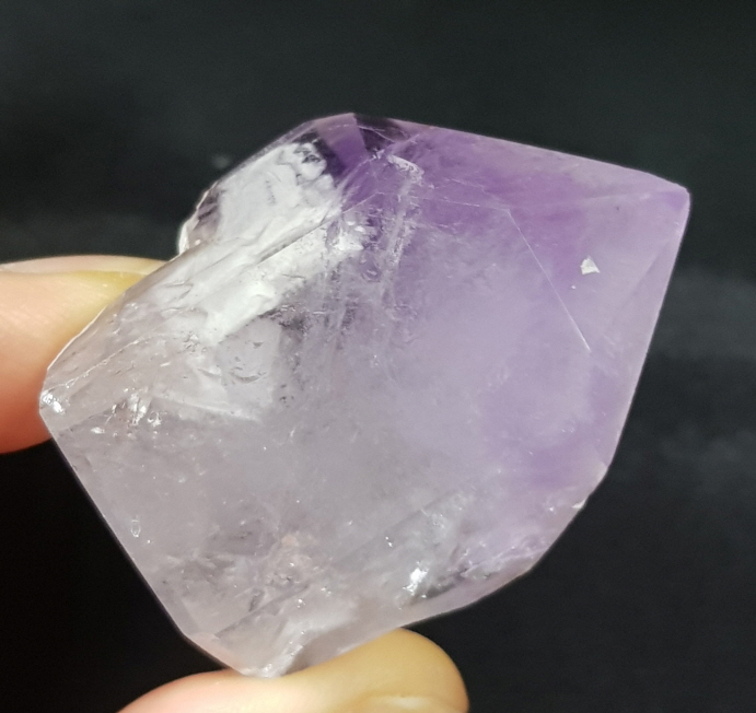 물든 자수정과 티타늄 수정 결합 원석