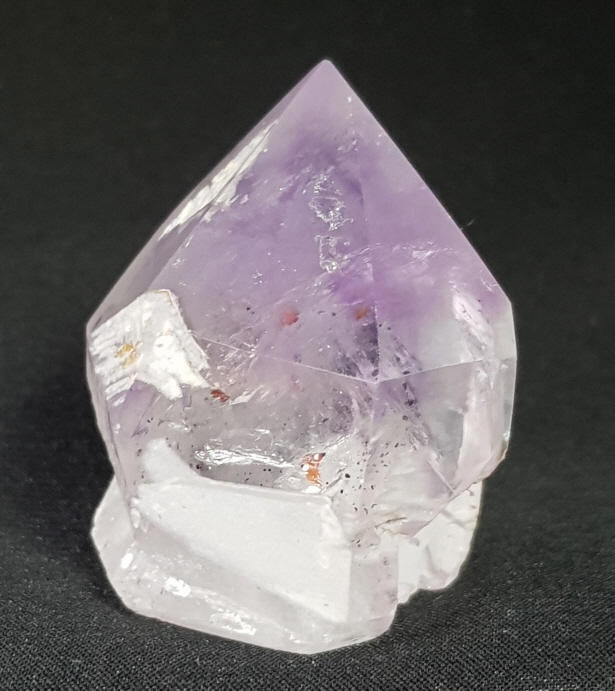 물든 자수정과 티타늄 수정 결합 원석