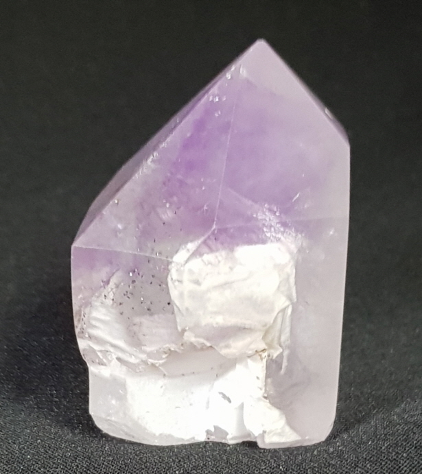 물든 자수정과 티타늄 수정 결합 원석