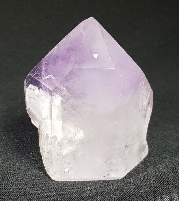 물든 자수정과 티타늄 수정 결합 원석