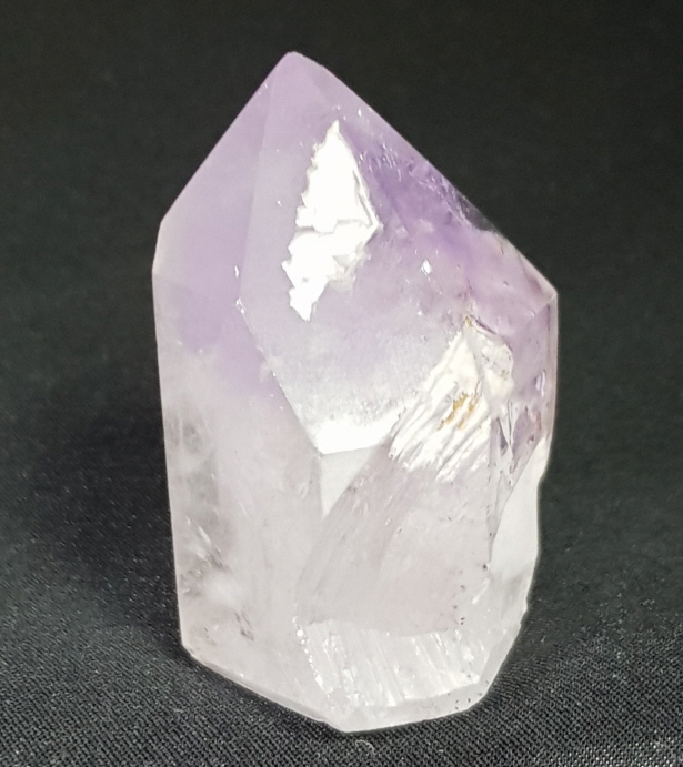 물든 자수정과 티타늄 수정 결합 원석