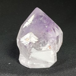 물든 자수정과 티타늄 수정 결합 원석