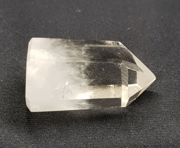 색감 연한 황수정육각주