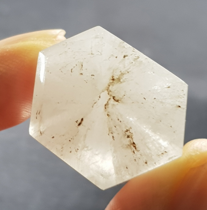 색감 연한 황수정육각주