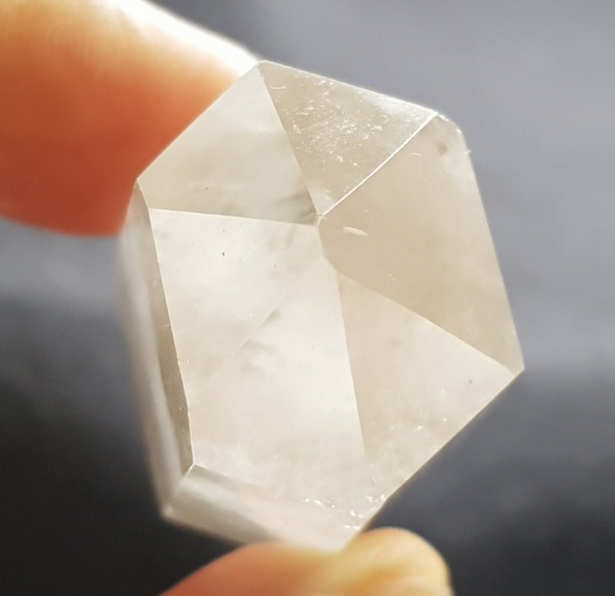 색감 연한 황수정육각주