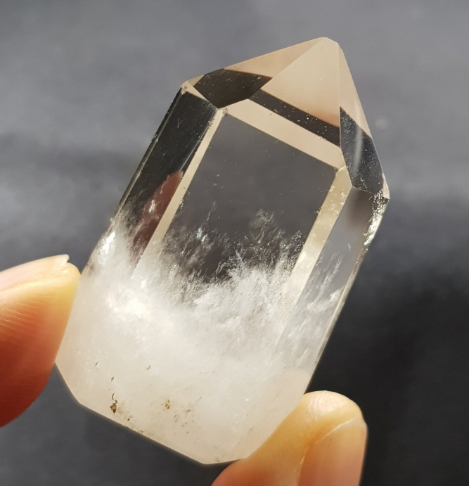 색감 연한 황수정육각주