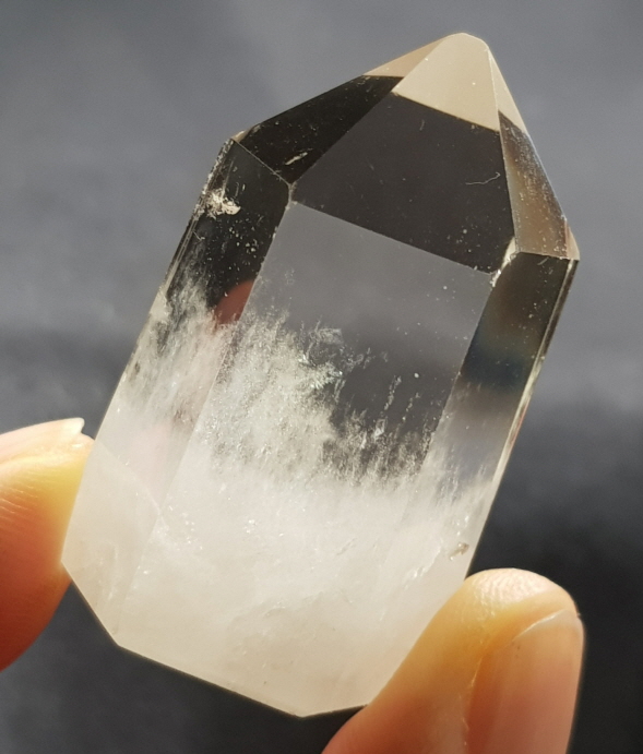 색감 연한 황수정육각주