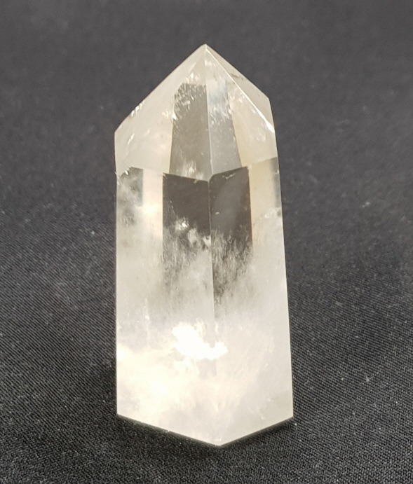 색감 연한 황수정육각주