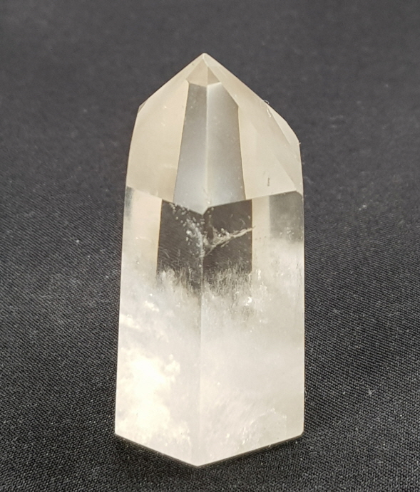 색감 연한 황수정육각주