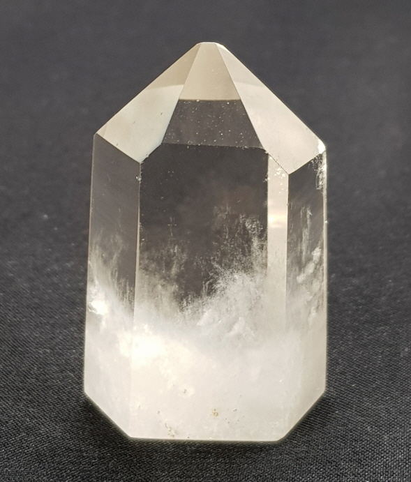 색감 연한 황수정육각주