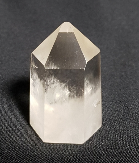 색감 연한 황수정육각주