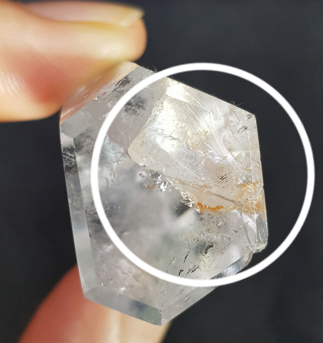 관입 백수정육각주