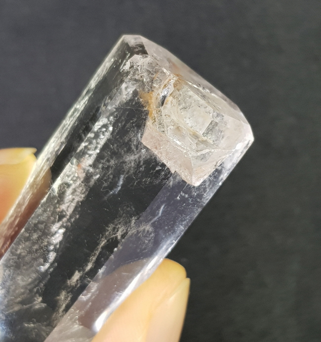 관입 백수정육각주