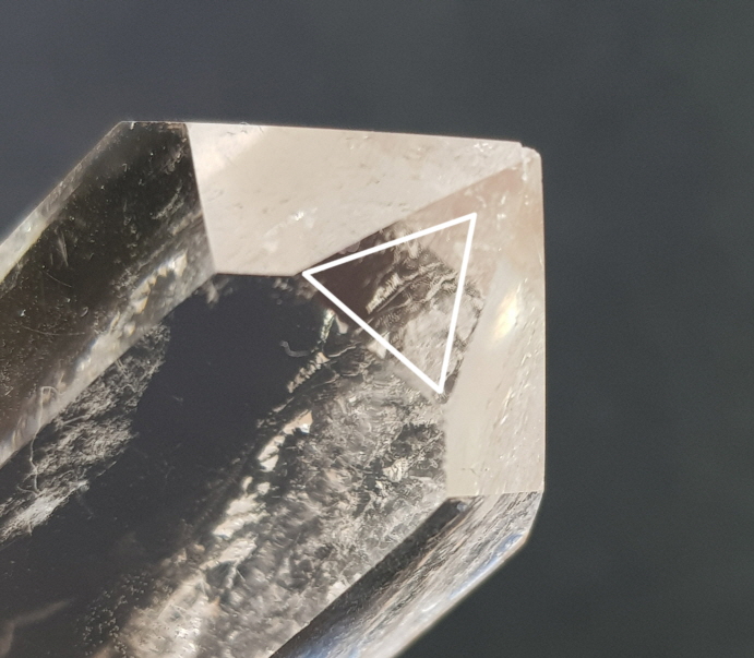 관입 백수정육각주