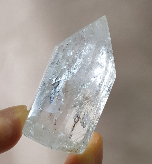 화이트 침 백수정 육각주