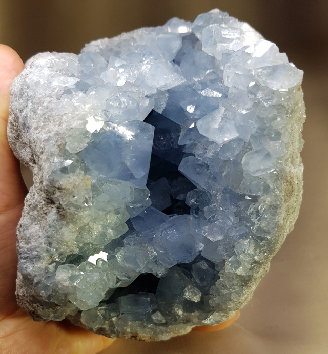 꿈의 수정 셀레스타이트 지오드 1731g