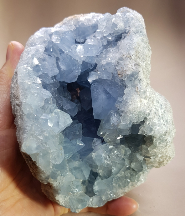 꿈의 수정 셀레스타이트 지오드 1731g