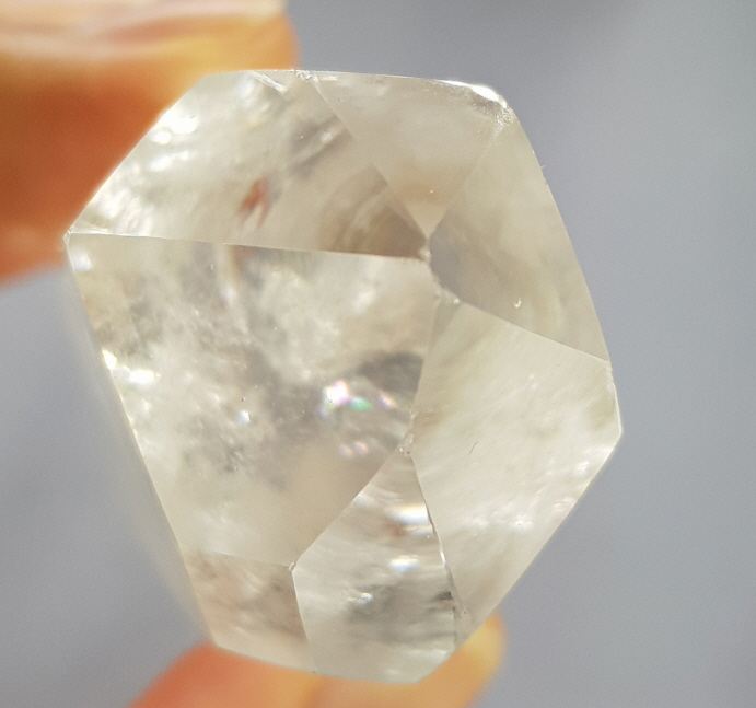 맑고 투명도 좋은 황수정