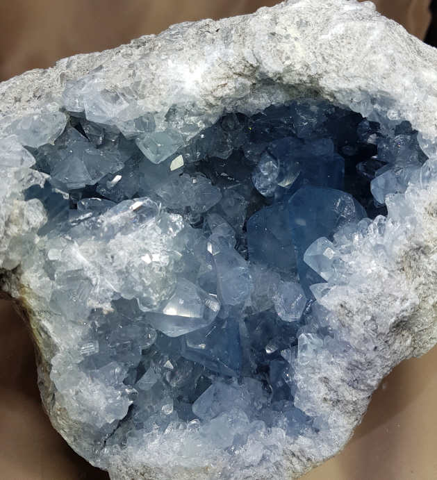 색감 좋은 셀레스타이트 5.4k